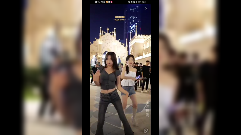 美女冯提莫演唱日不落，秋秋妹伴舞