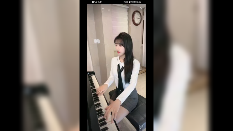 美女穿的很漂亮，弹琴好听