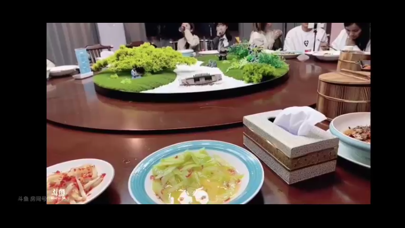肖哥和大琳等女主播吃大餐快乐啊