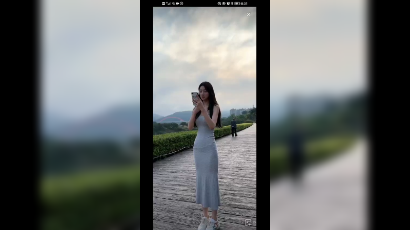 美女在西双版纳直播聊天，身材很好
