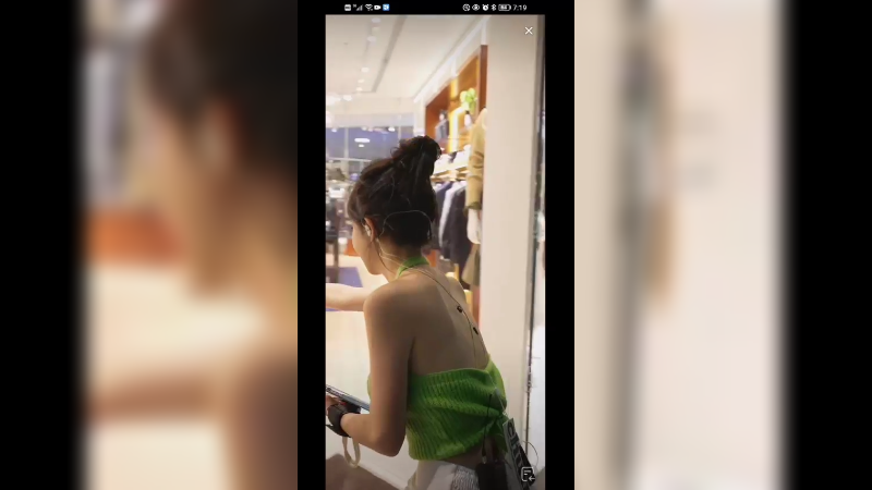 美女冯提莫去服装店唱歌