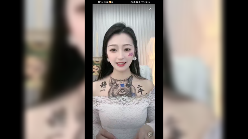 美女在身上画猪，真好看