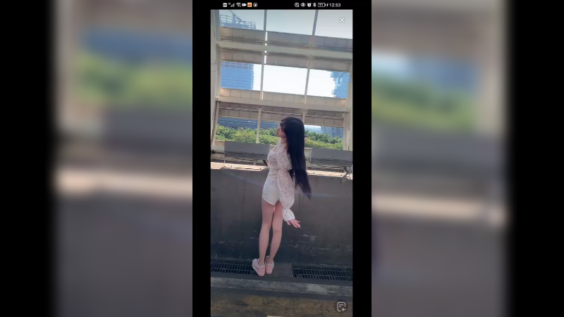 一群人拍摄美女车模小熊