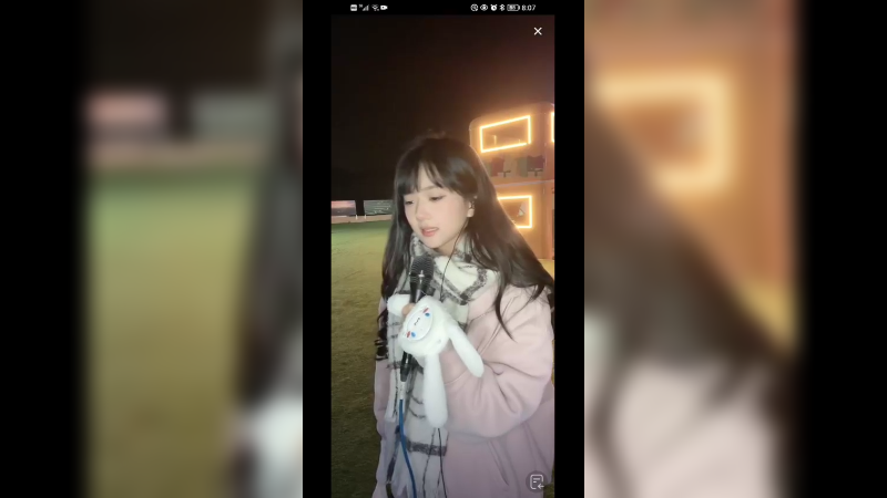 美女唱歌好听，大家以为假唱