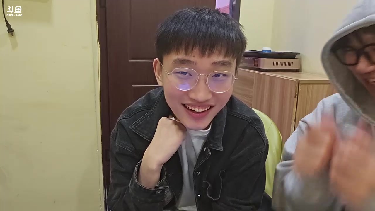 【2023-11-26 01点场】胸肌很大的良小伞：11：40-12点左右开播！上海户外！