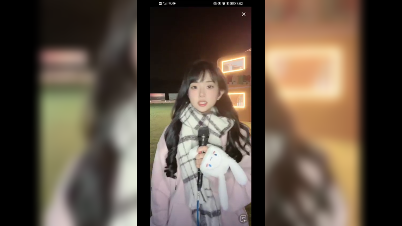 美女在杭州直播唱歌