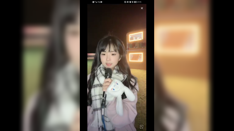 美女唱歌不错，可爱