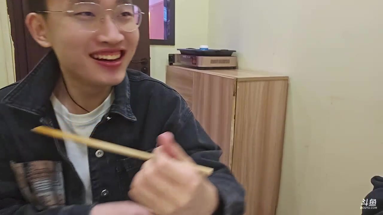 【2023-11-25 23点场】胸肌很大的良小伞：11：40-12点左右开播！上海户外！