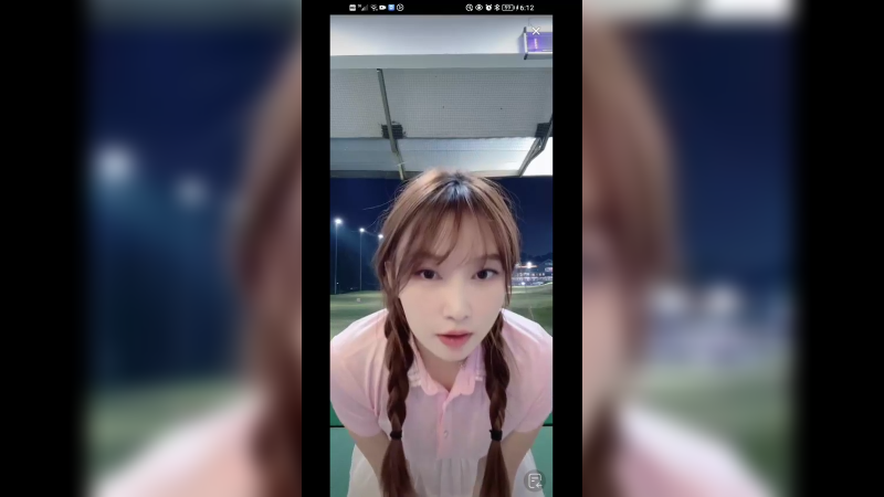 女主播和闺蜜一起打高尔夫球