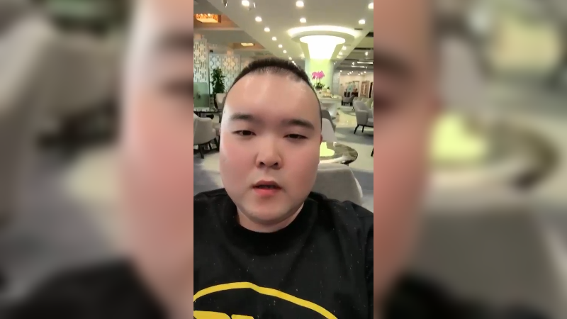 刚到机场中午到天府，一晚没睡，昨天收拾下东西和朋友吃个饭洗个澡。今天到了睡一觉，晚上看情况直播兄弟们。