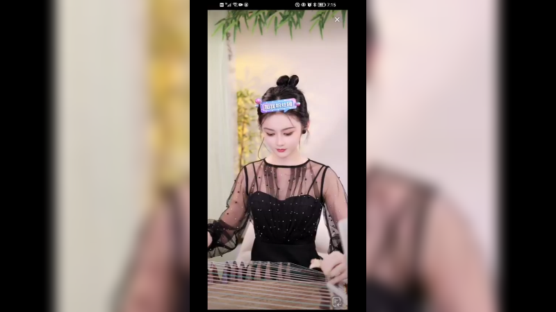 美女认真弹琴，好美