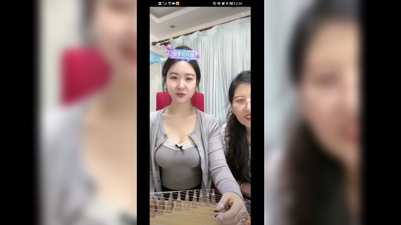 美女叫妈妈过来直播聊天