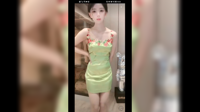 美女收礼物坐蹲起