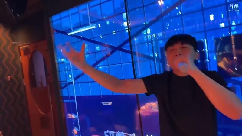 【英雄联盟】胸肌很大的良小伞的精彩时刻 20231128 08点场