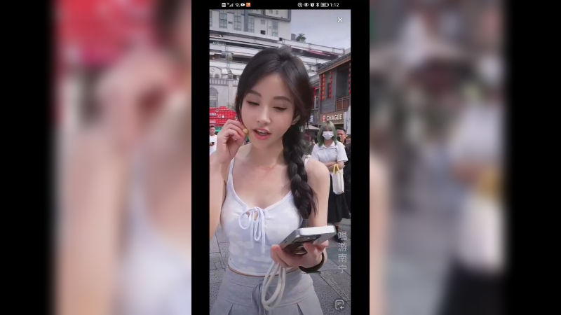 美女冯提莫在广西南宁唱歌