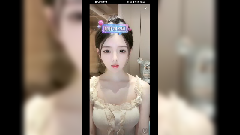 美女不苟言笑，只想等大哥送礼物好下班