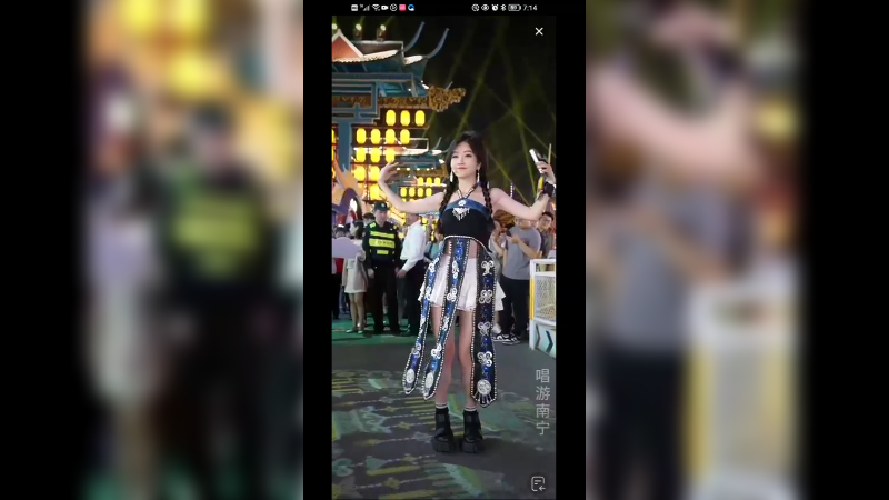 美女冯提莫演唱《甜蜜蜜》