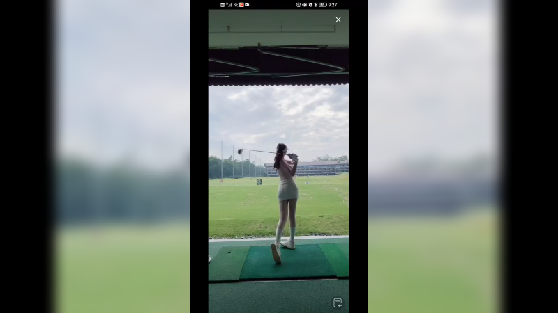 美女一大早就来打高尔夫球