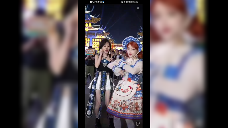美女冯提莫演唱，网红芭比跳舞