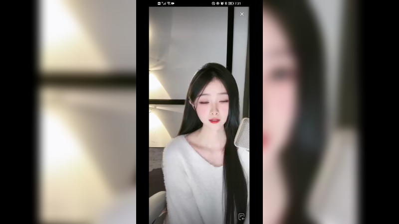 美女唱歌不错，好看