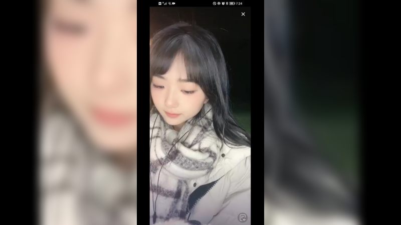 小姐姐在户外唱歌，不怕冷