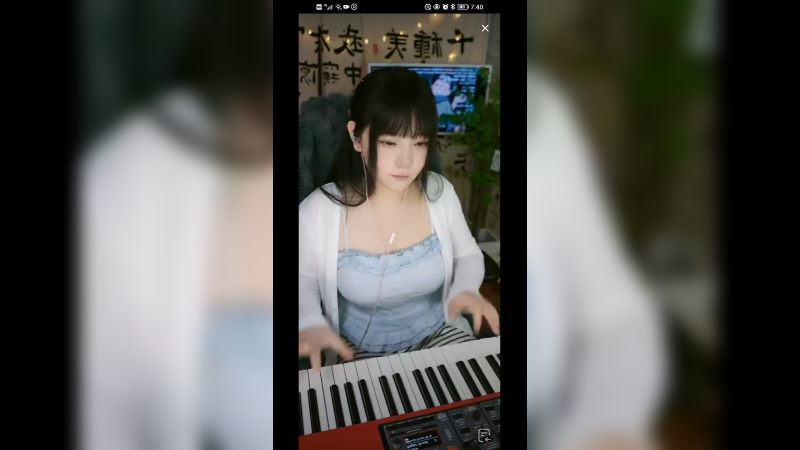 美女弹琴可爱，动作快啊