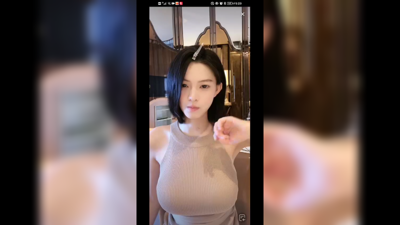 美女直播聊天，身材不错