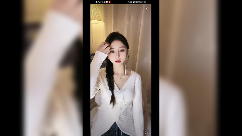 美女在家直播聊天
