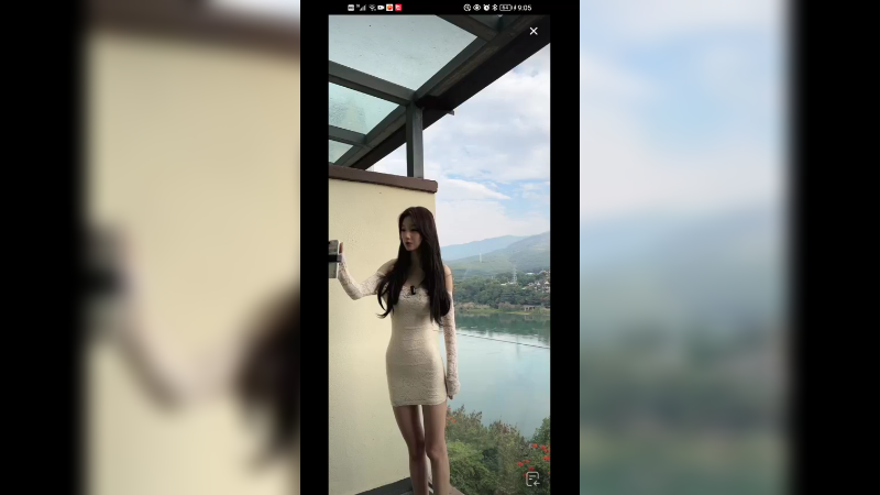美女天天在家直播聊天，不能出去玩