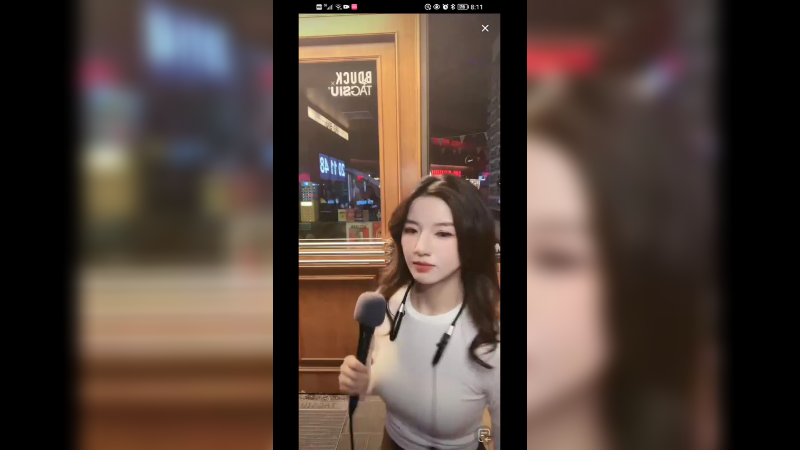 美女在户外唱歌，很不错哦