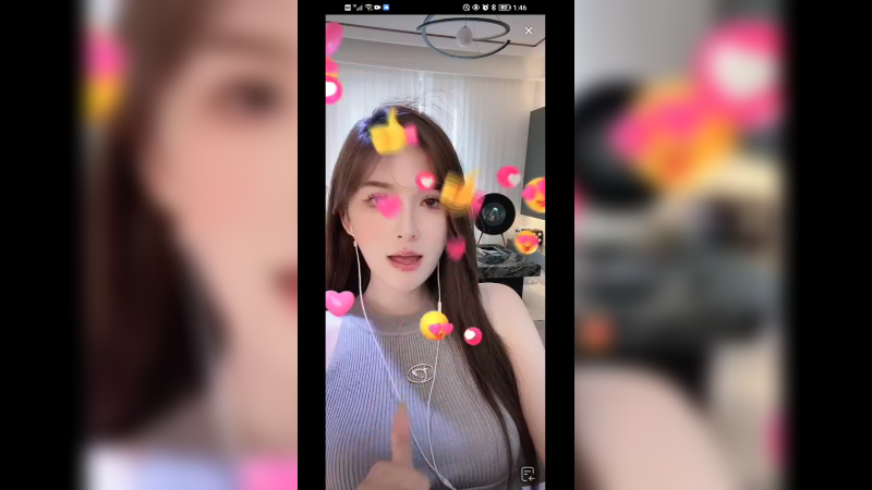 美女唱英文歌挺好听的
