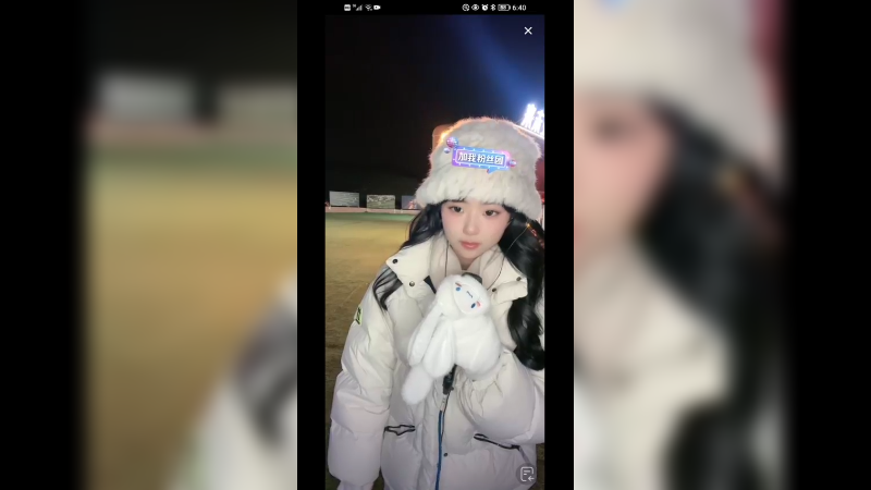 美女演唱《左手指月》