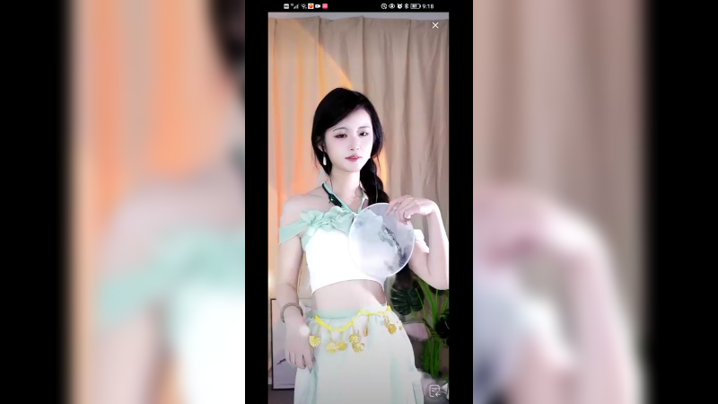 女主播真可爱啊，没几个人看还是在表演
