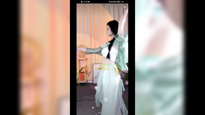 美女表演才艺展示舞蹈好看
