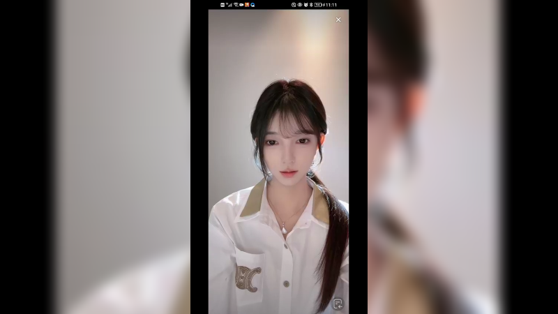 美女看起来挺清纯