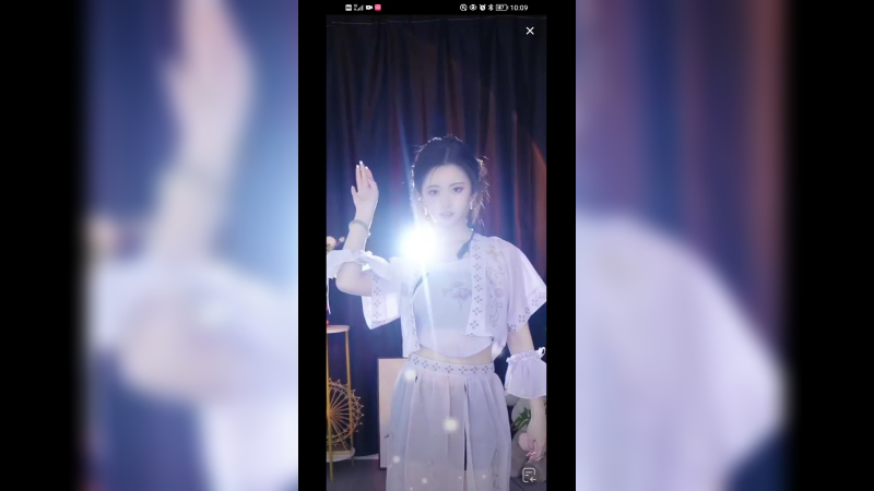 美女表演真可爱