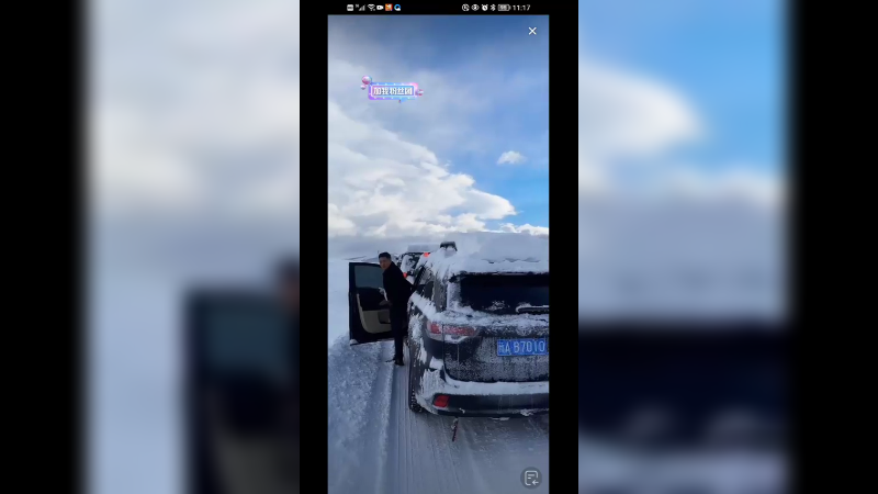 开车在新疆的冰天雪地里