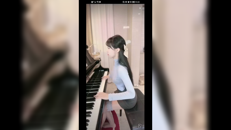 美女弹琴好可爱啊