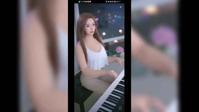 美女弹琴动作好帅啊