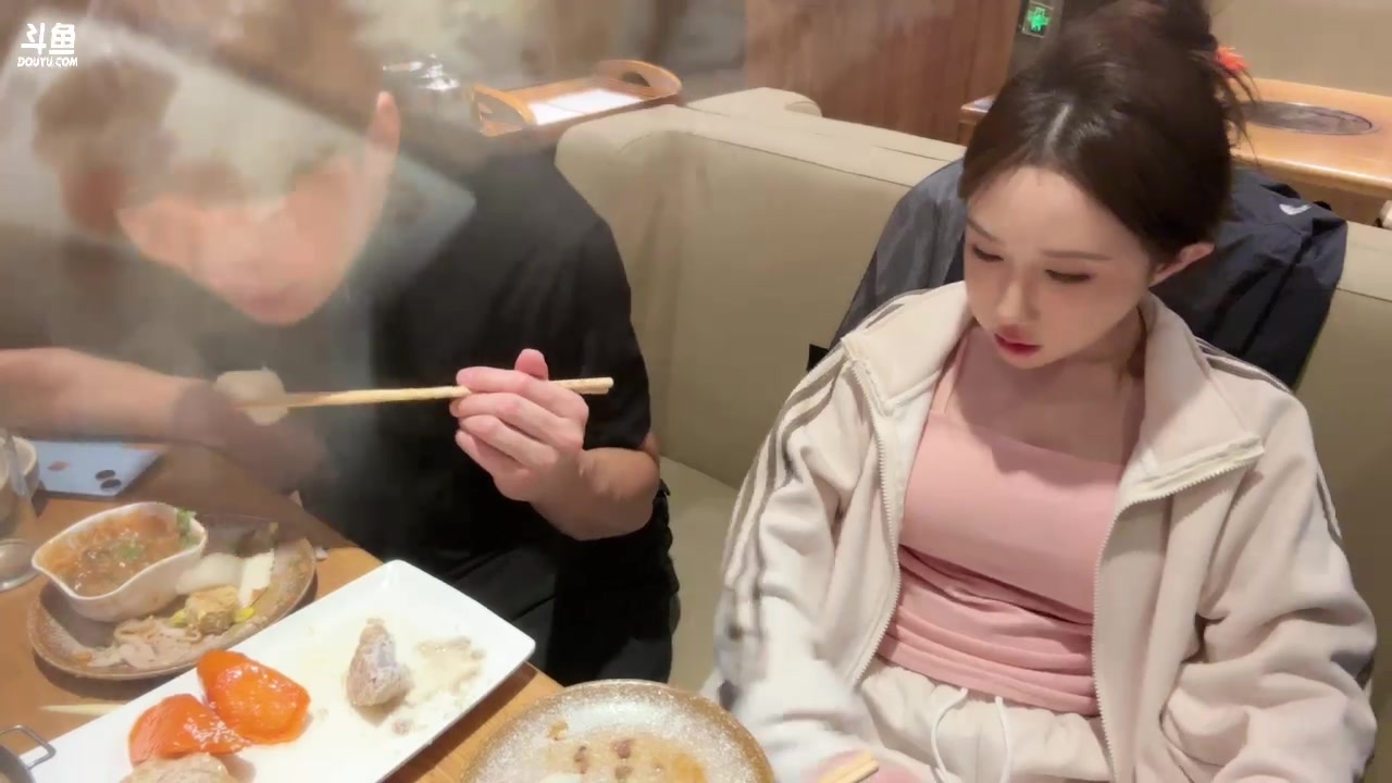 【2023-12-06 03点场】胸肌很大的良小伞：和奶言去吃饭！巨龙族集合！