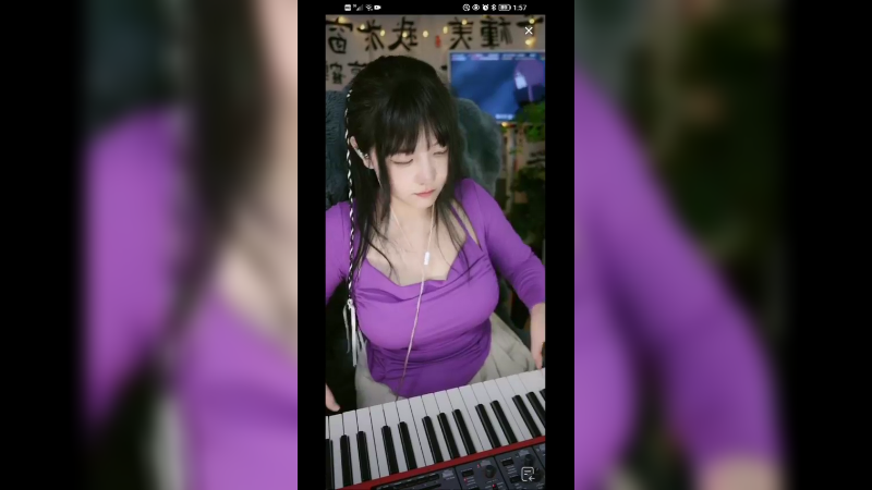 美女弹琴真好听，专业水平很高