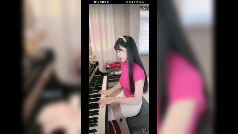 美女弹琴可爱，好听啊
