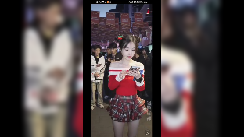 美女冯提莫唱歌很卖力
