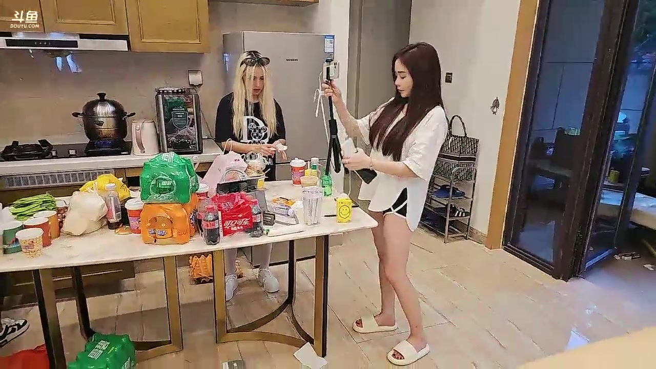 【2023-12-09 17点场】火力堂主：三亚day7！节目开始了！