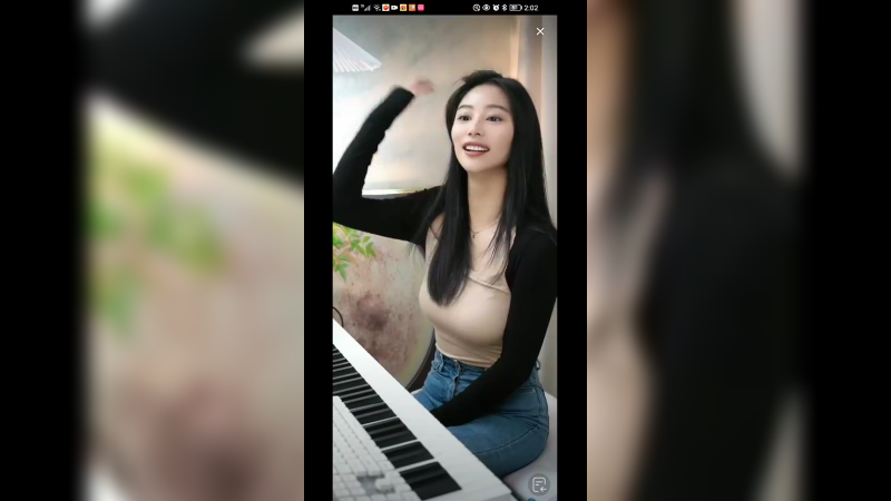 美女和粉丝聊天真快乐