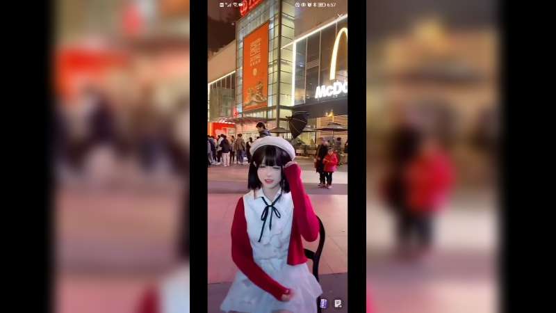 户外拍摄小美女，真可爱