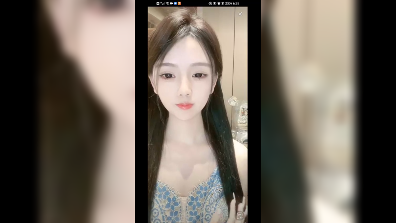 美女小姐姐说话一本正经的，衣服好漂亮