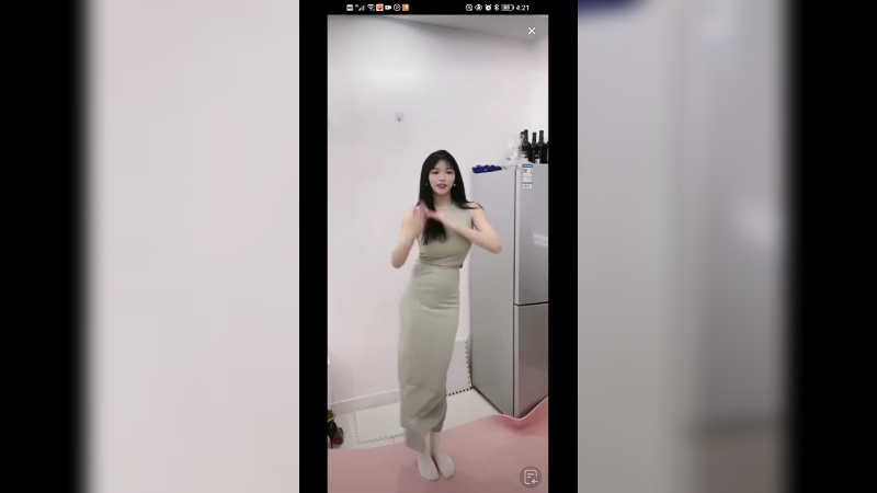 女主播表演科目三舞蹈