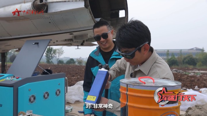 歼-8修复进行中 跟着军迷一起体验激光除漆