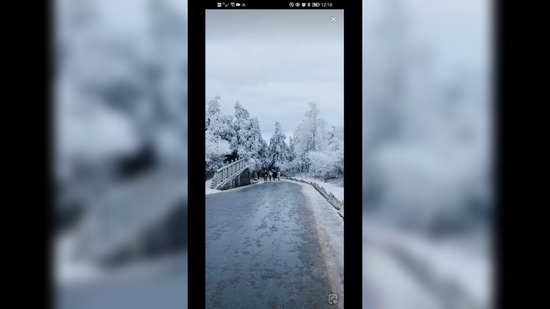 很多人来南岳衡山旅游看雾凇雪景